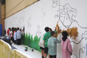 Els alumnes han pintat el mural